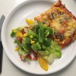 Pizza und Salat